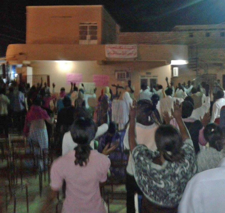 Members-of-Khartoum-Bahri-Evangelical-Church-watch-pray-and-worship-at-disputed-property.-Morning-Star-News